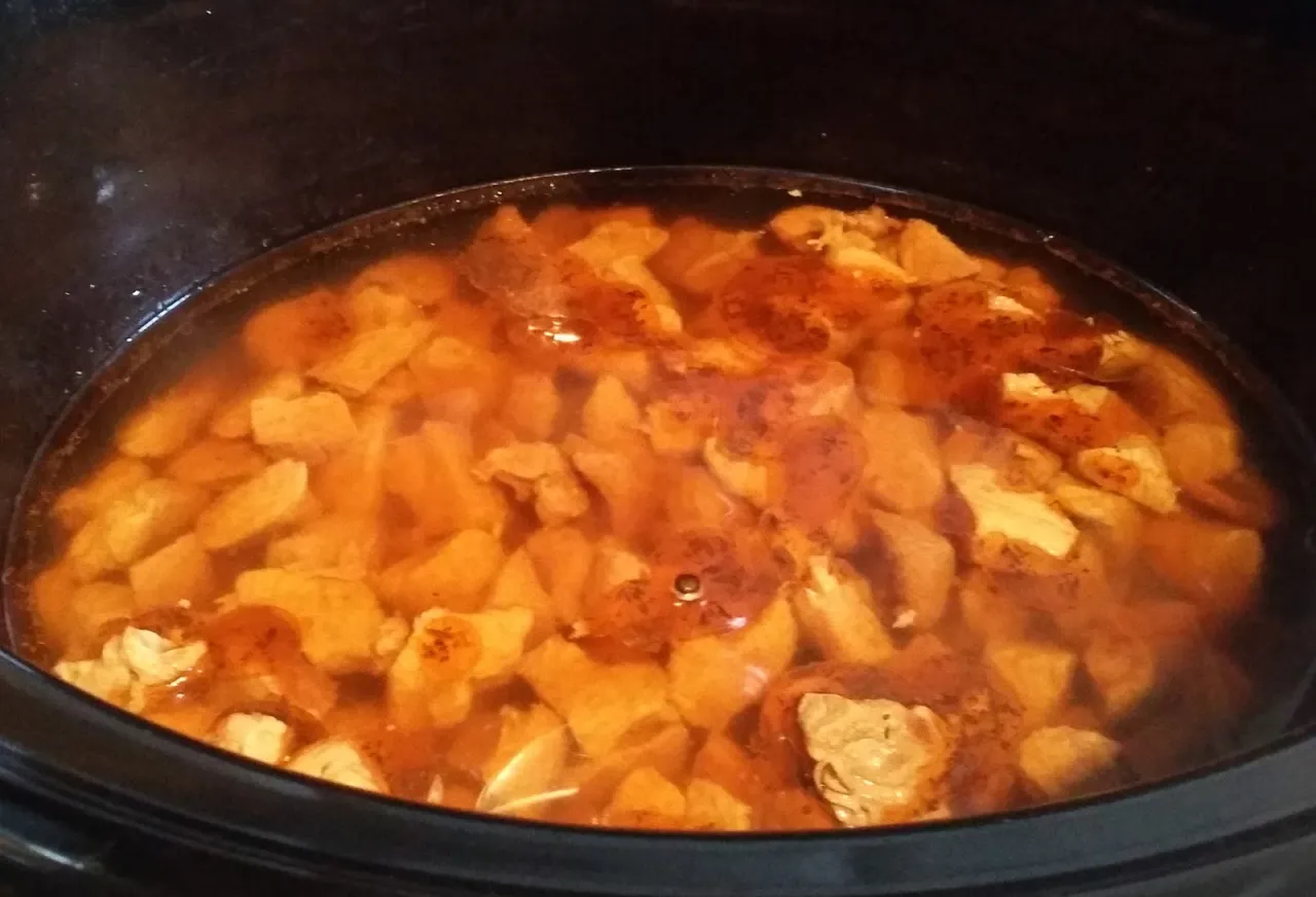 R&oacute;żne kawałki wieprzowiny do gulaszu