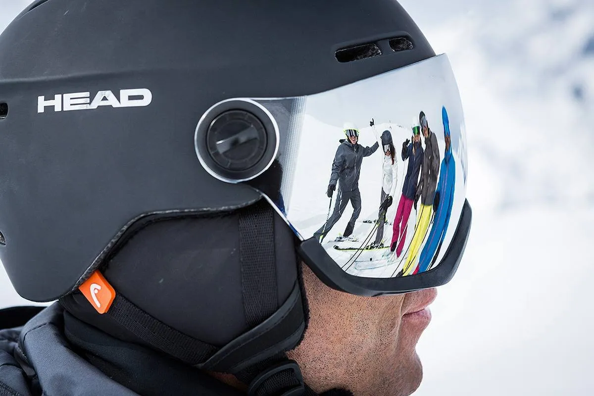 kask narciarski z szybą vs gogle