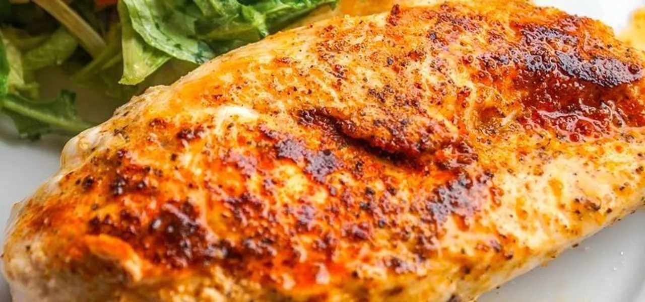 soczysty filet z indyka przed obr&oacute;bką, marynowany indyk