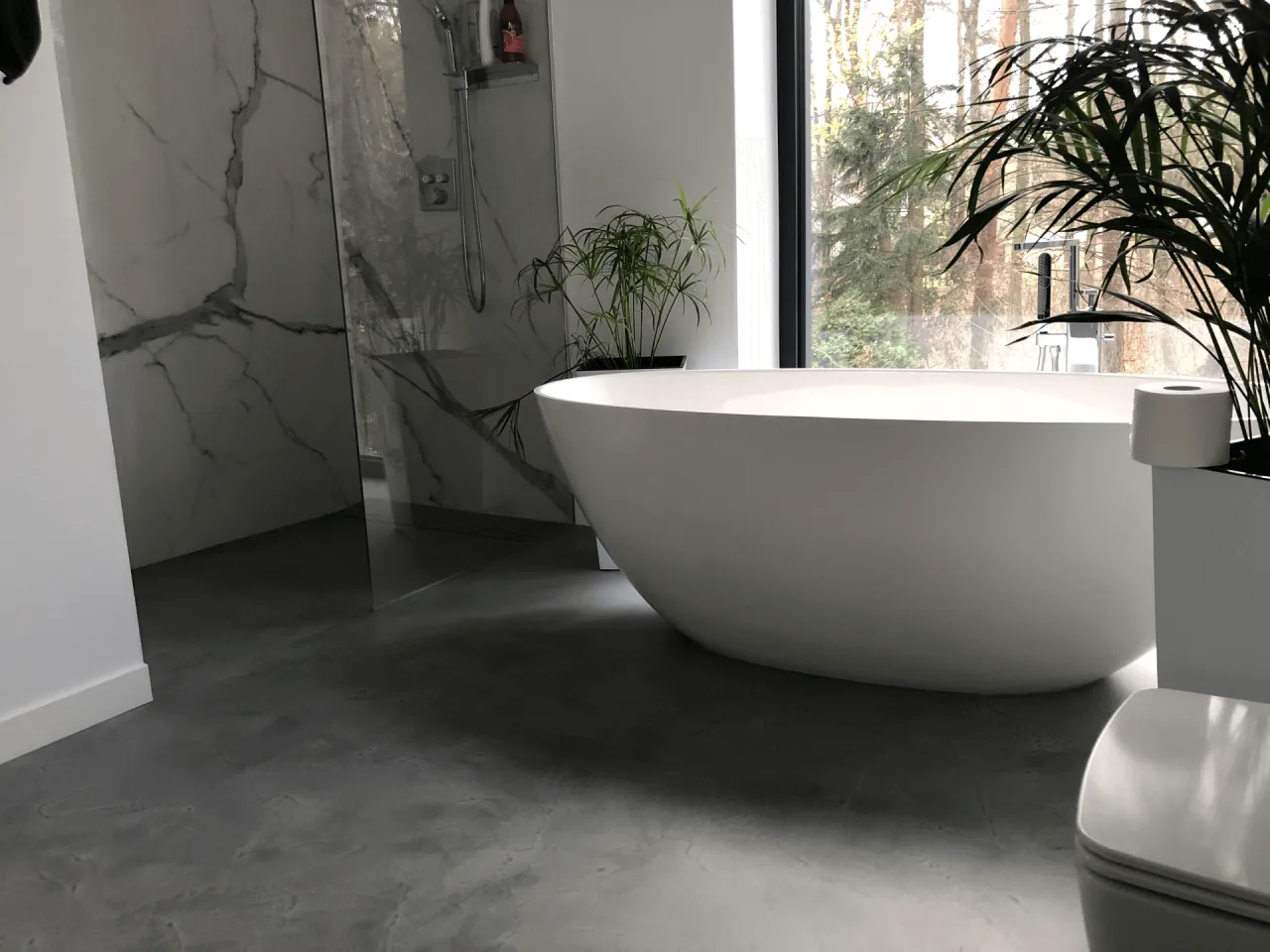 mikrocement w łazience podłoga