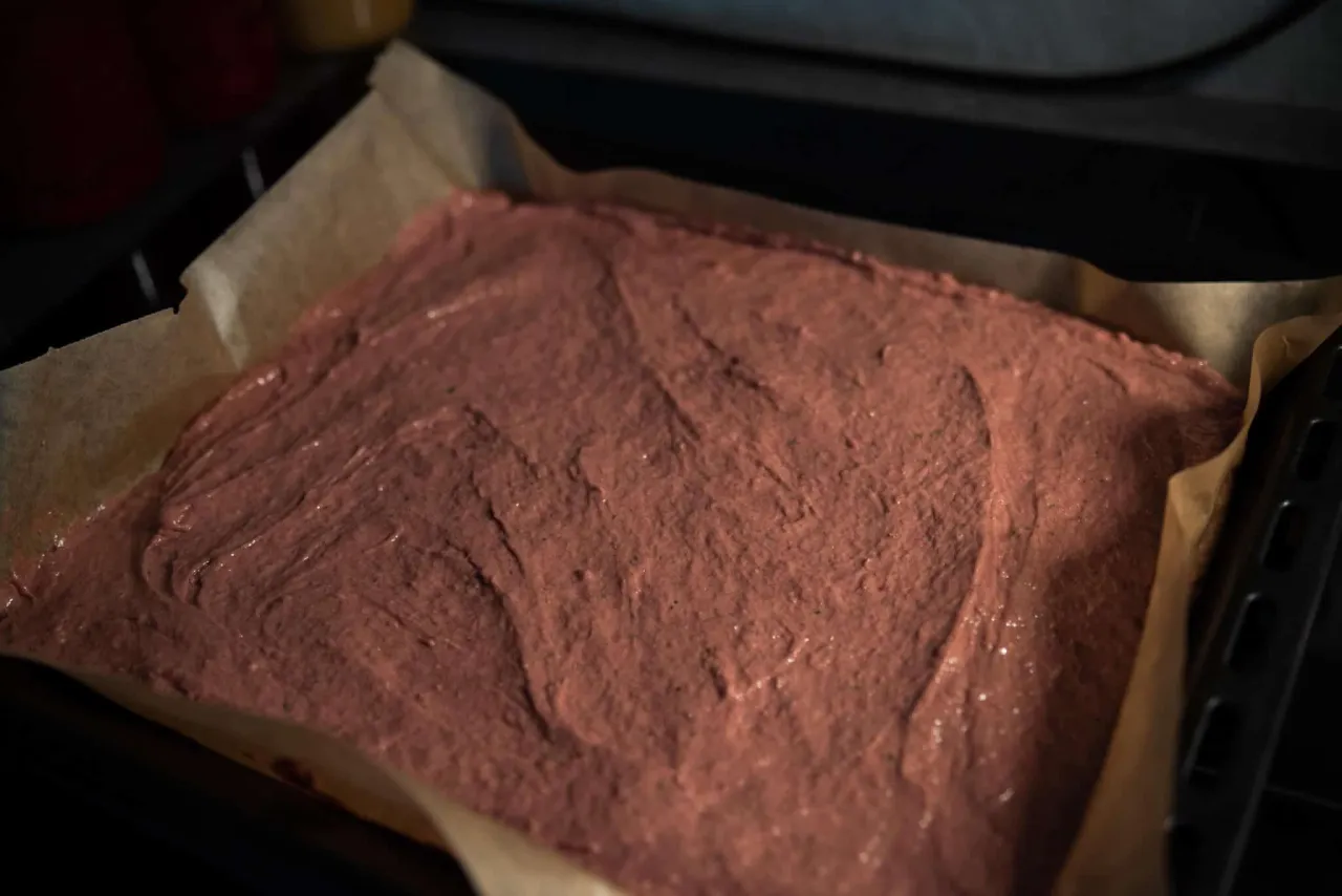 Pies jedzący domowe ciastka z wątróbki