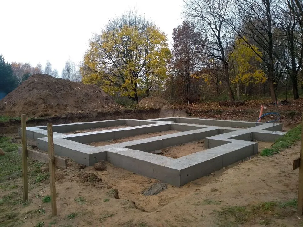 Zdjęcie Czy można zostawić odkryte fundamenty na zimę? Sprawdź, co grozi