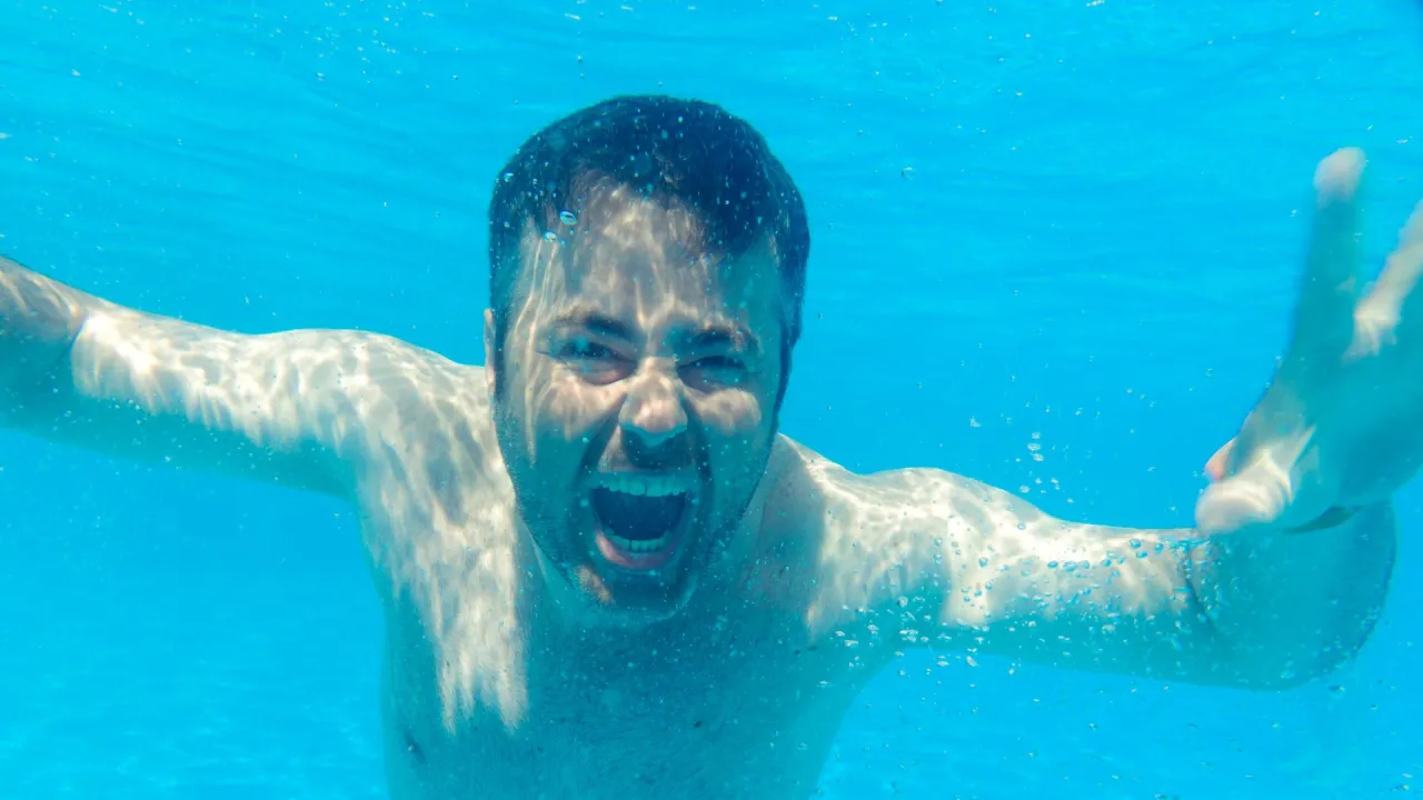 Osoba dorosła pokonująca strach przed wodą na basenie