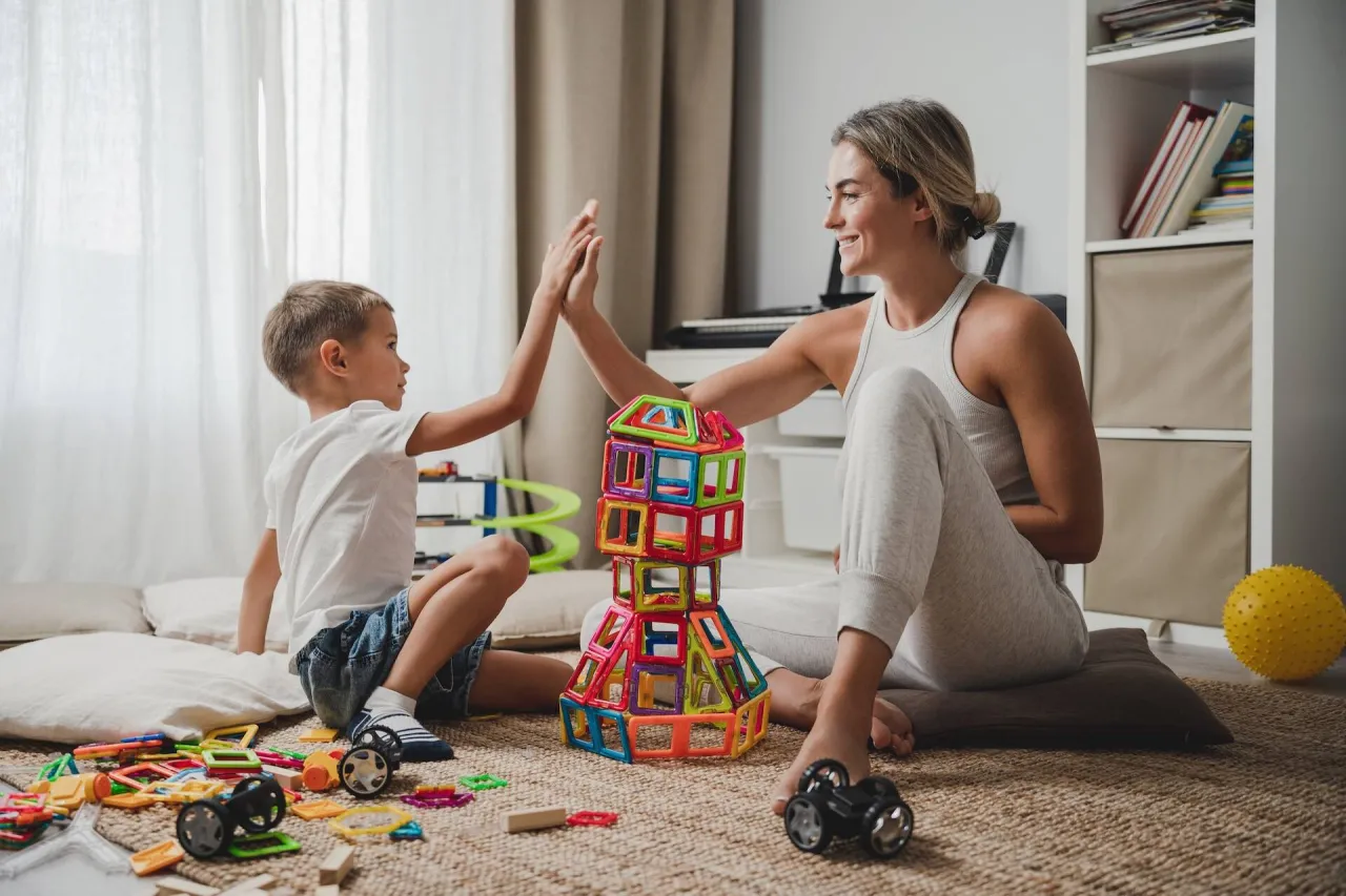 dziecko uczy się w domu z rodzicem