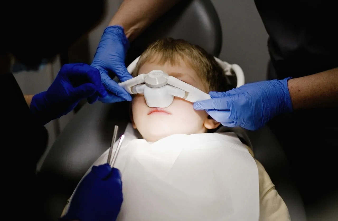 dziecko u dentysty pod narkozą