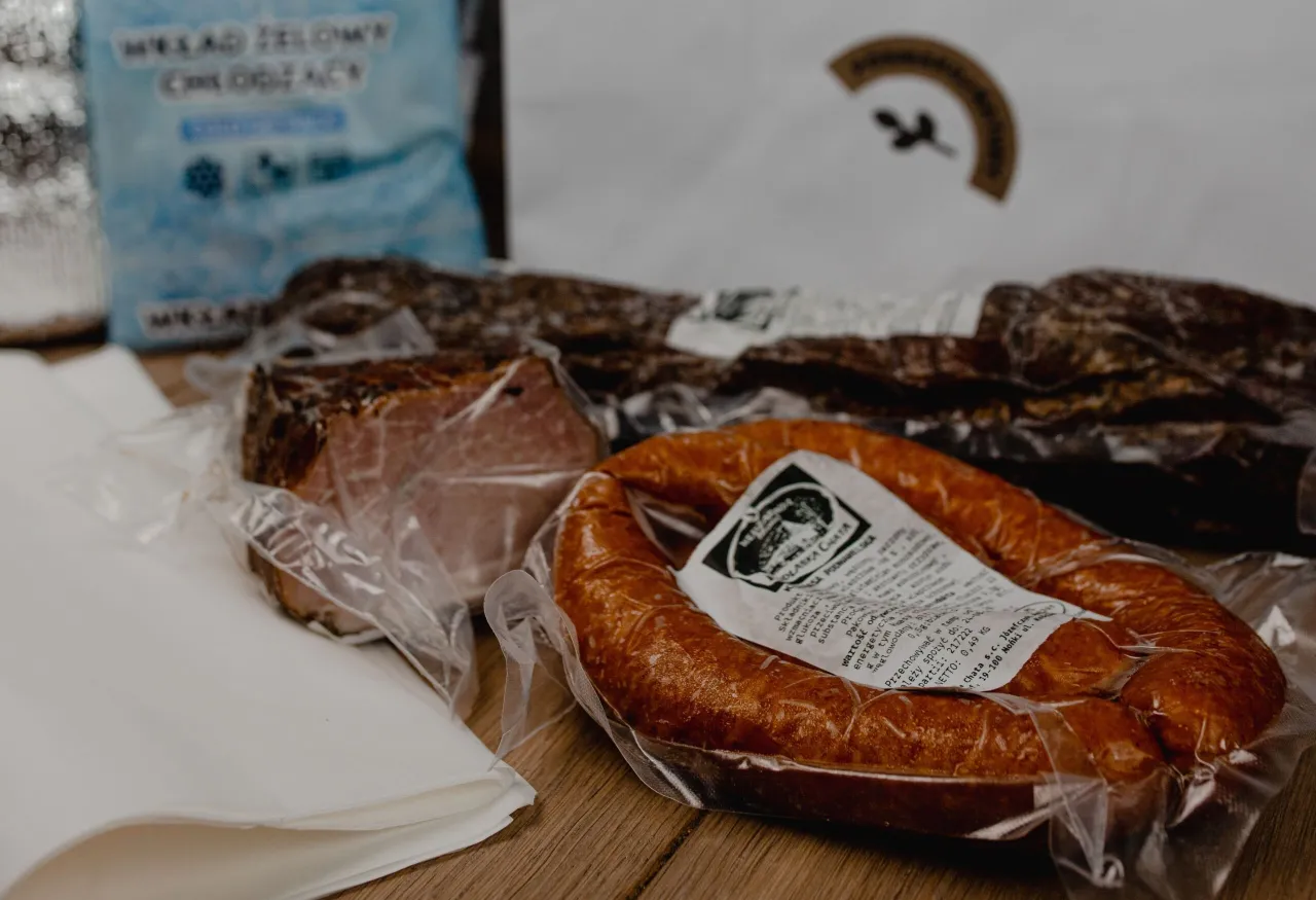 r&oacute;żne rodzaje wędlin pakowanych pr&oacute;żniowo