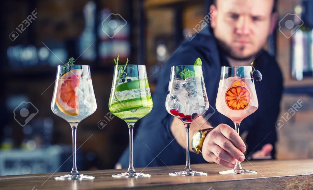 Barman w klubie przygotowujący drinka