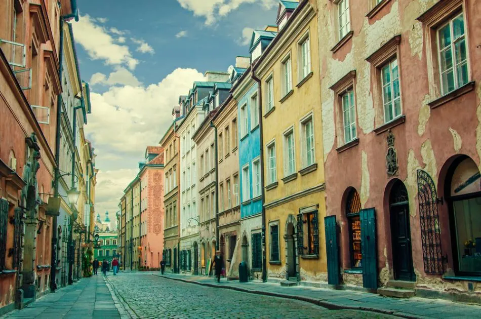 uliczka Starego Miasta w Warszawie z turystami