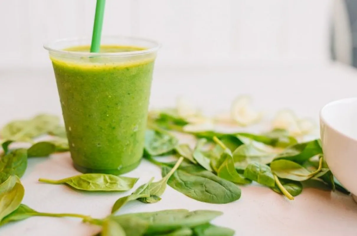 Zielony koktajl ze szpinakiem i cytryną, idealny do przepisów na zdrowe koktajle z blendera.
