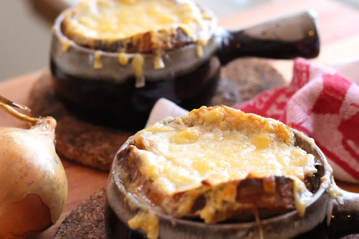 Ingr&eacute;dients pour soupe &agrave; l'oignon fran&ccedil;aise