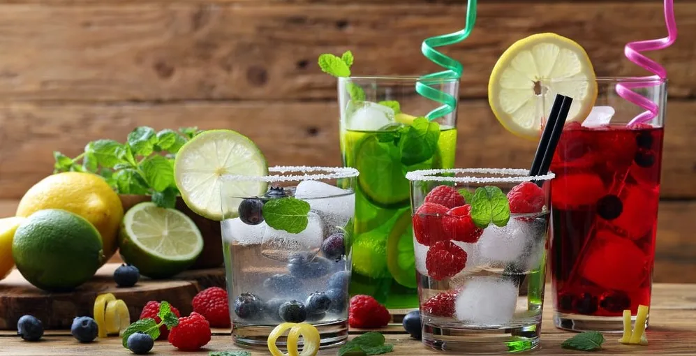 różnorodne zdrowe koktajle i mocktaile