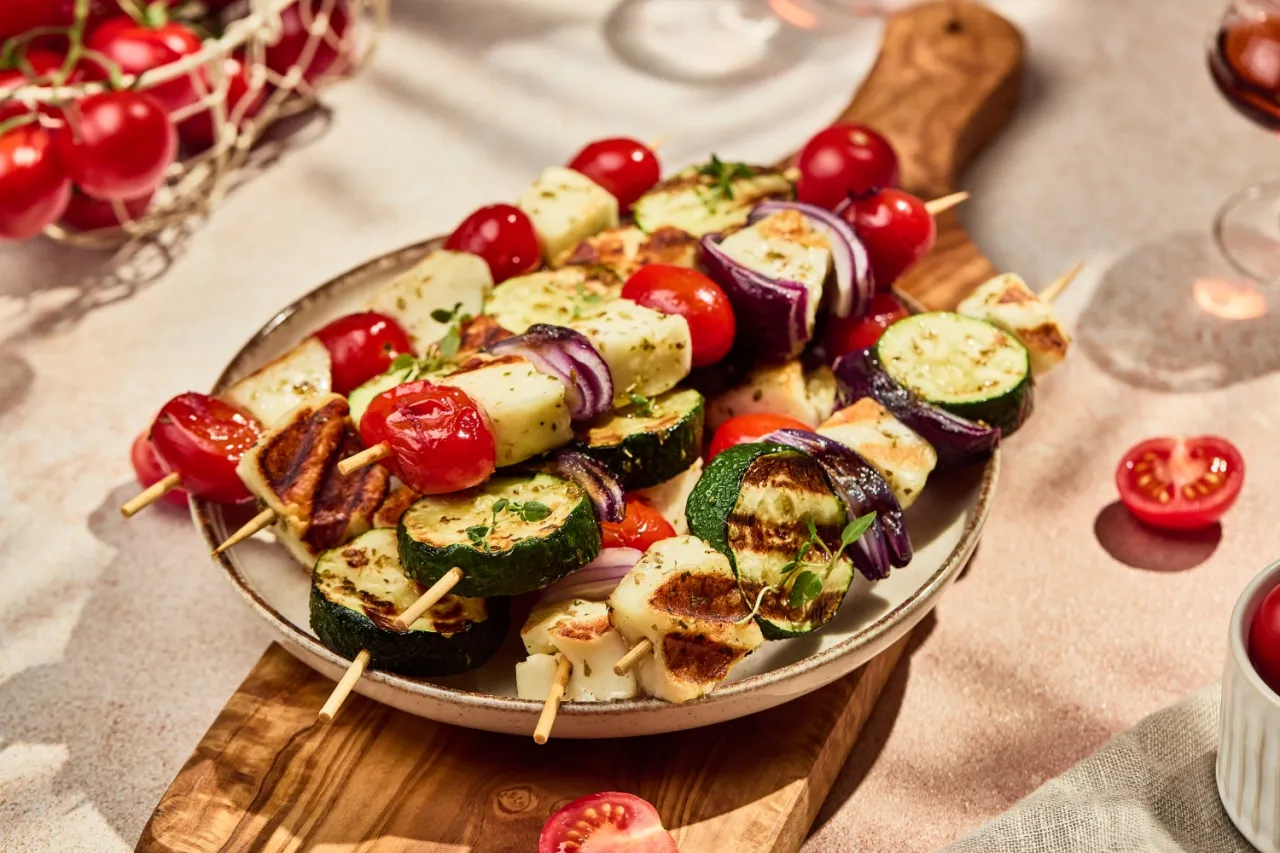 gegrilltes steak dorade und halloumi spie&szlig;e auf einem grillrost