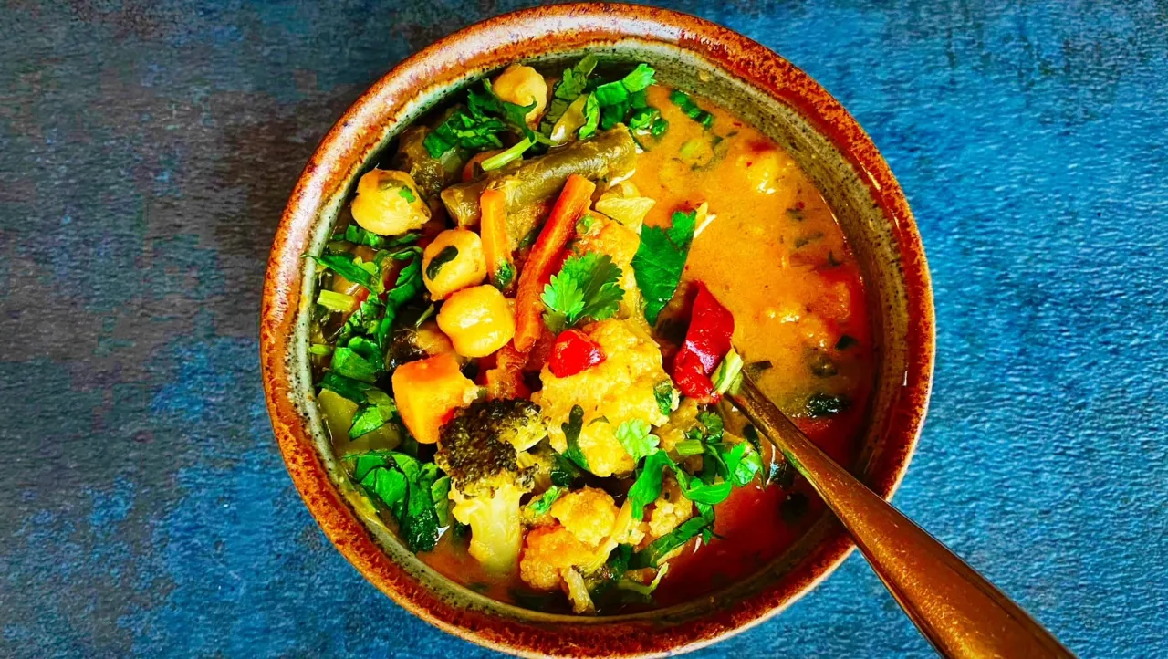 różne warzywa do curry na desce