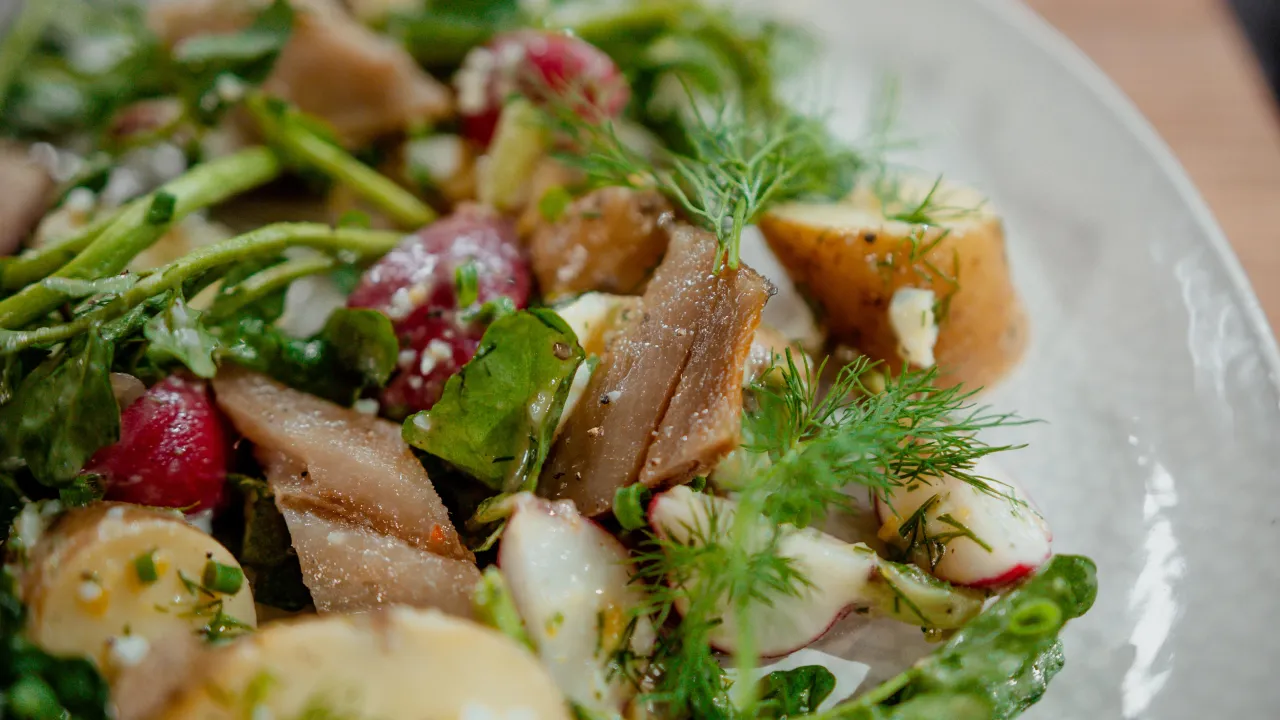 Salade de harengs pommes de terre &agrave; l'huile pr&ecirc;te &agrave; servir
