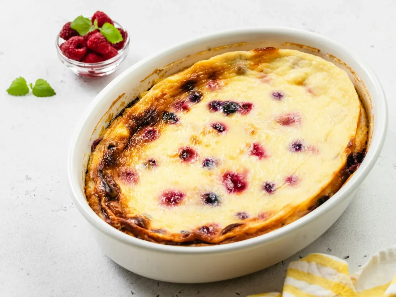 apetyczny serek wiejski na słodko z owocami i miodem