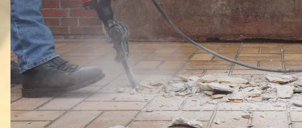 oczyszczone podłoże po skuciu płytek