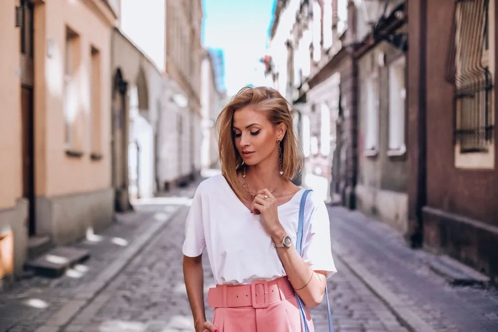 Różowe spodnie total look stylizacje