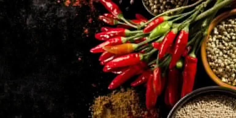 Różne rodzaje papryczek chili i przypraw meksykańskich