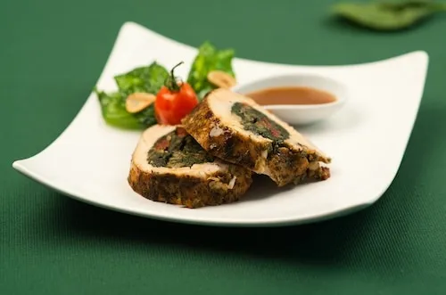 różne dania z fileta z indyka na talerzu