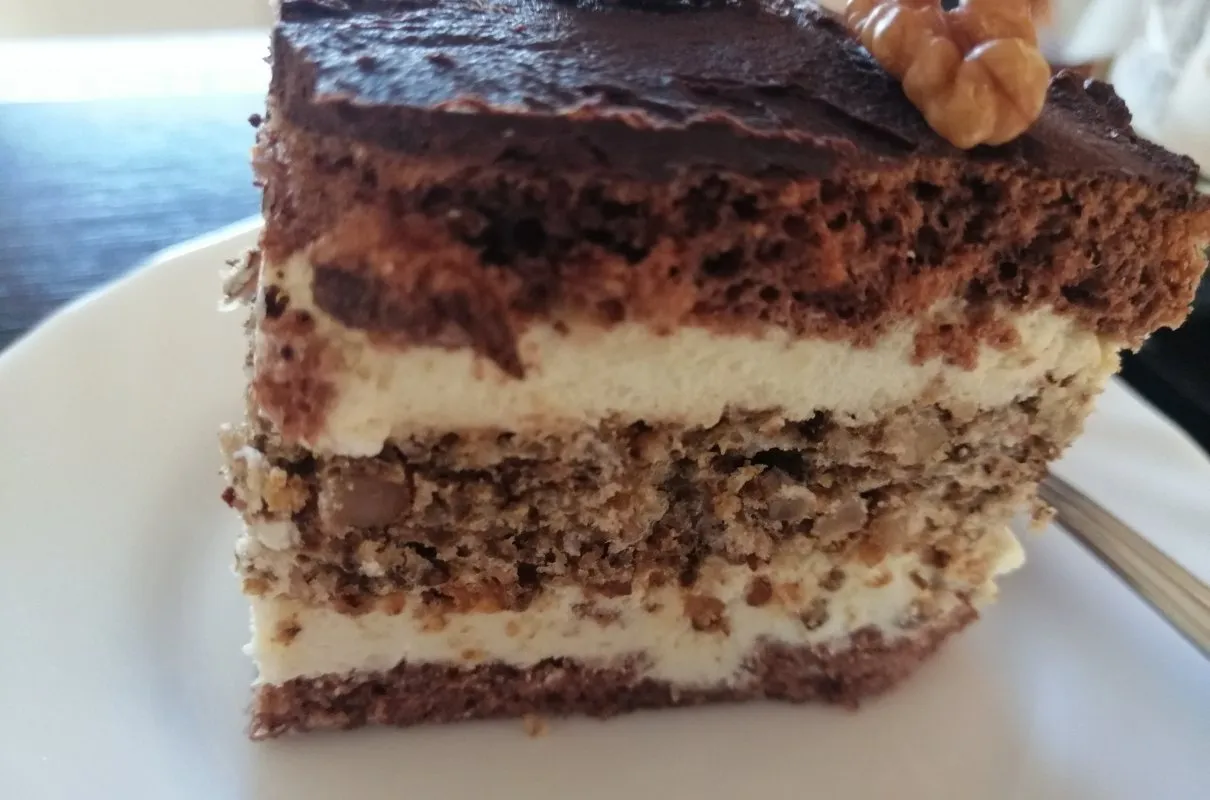 Wariacje orzechowca, orzechowiec z dżemem, orzechowiec na biszkopcie