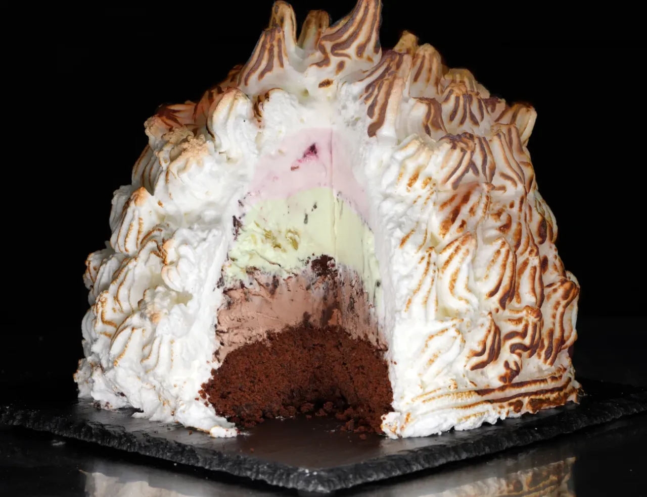 Bombe Alaska dessert con cannello