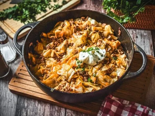 Deftige Spitzkohlpfanne mit Hackfleisch in einer gusseisernen Pfanne