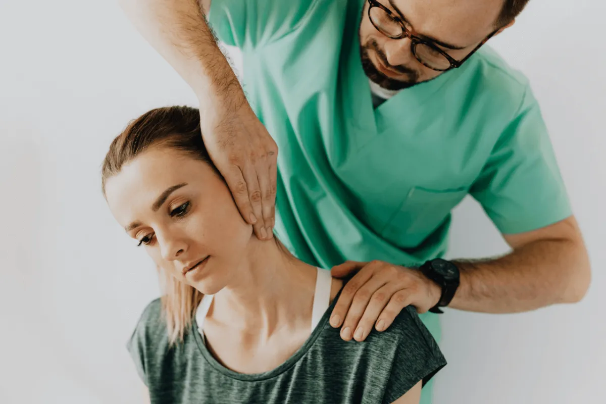 Zadowolony fizjoterapeuta ze specjalizacją