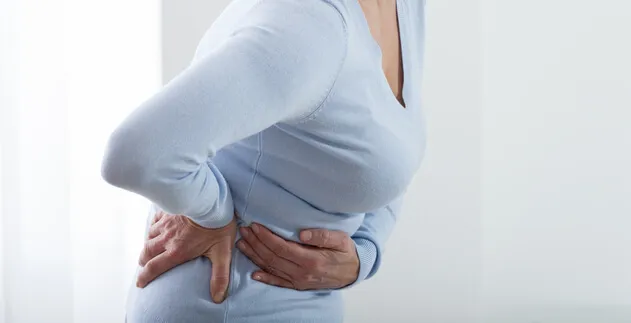 Mapa ciała z zaznaczonym prawym podżebrzem i promieniowaniem bólu wątroby