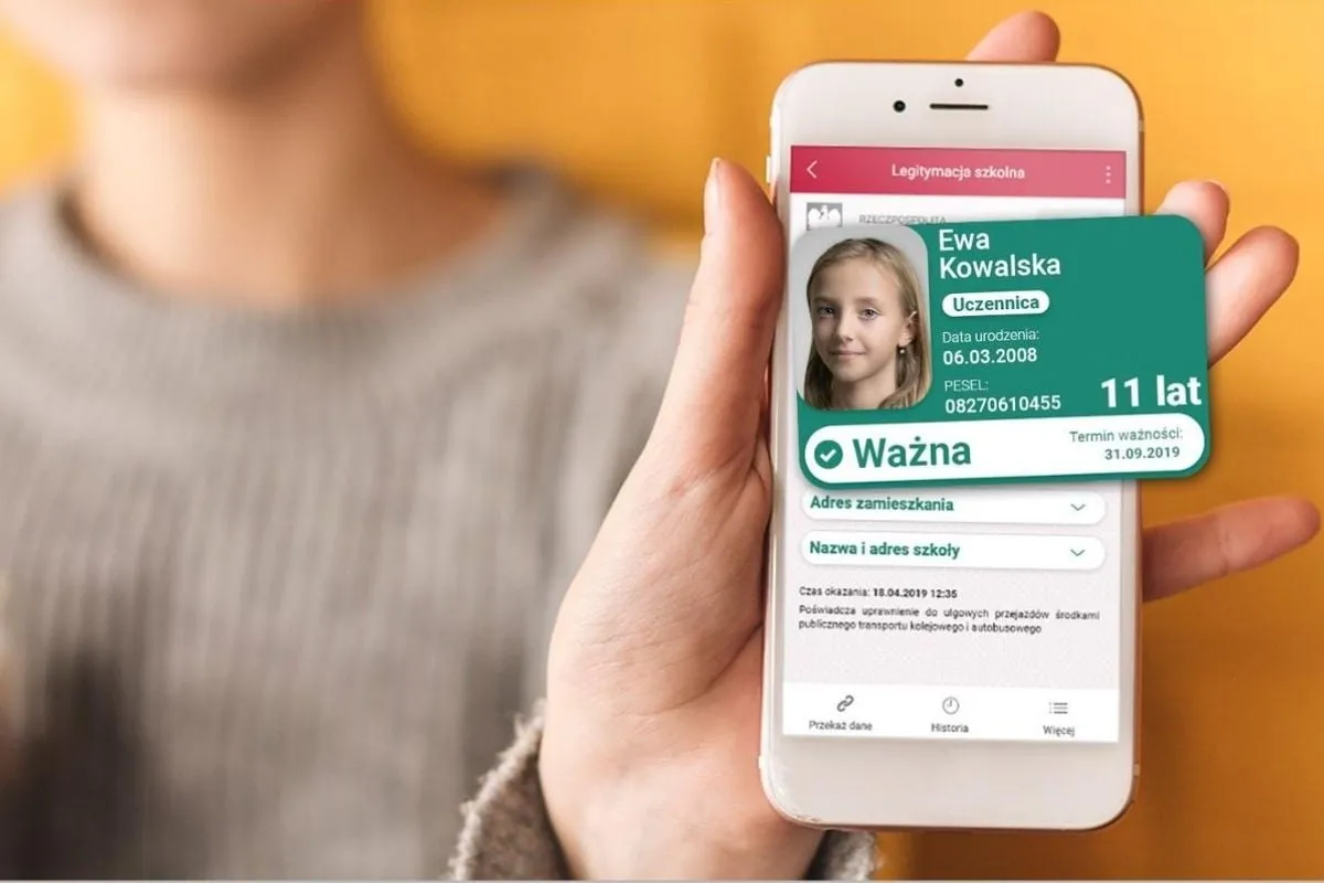 mLegitymacja ekran telefonu vs plastikowa legitymacja