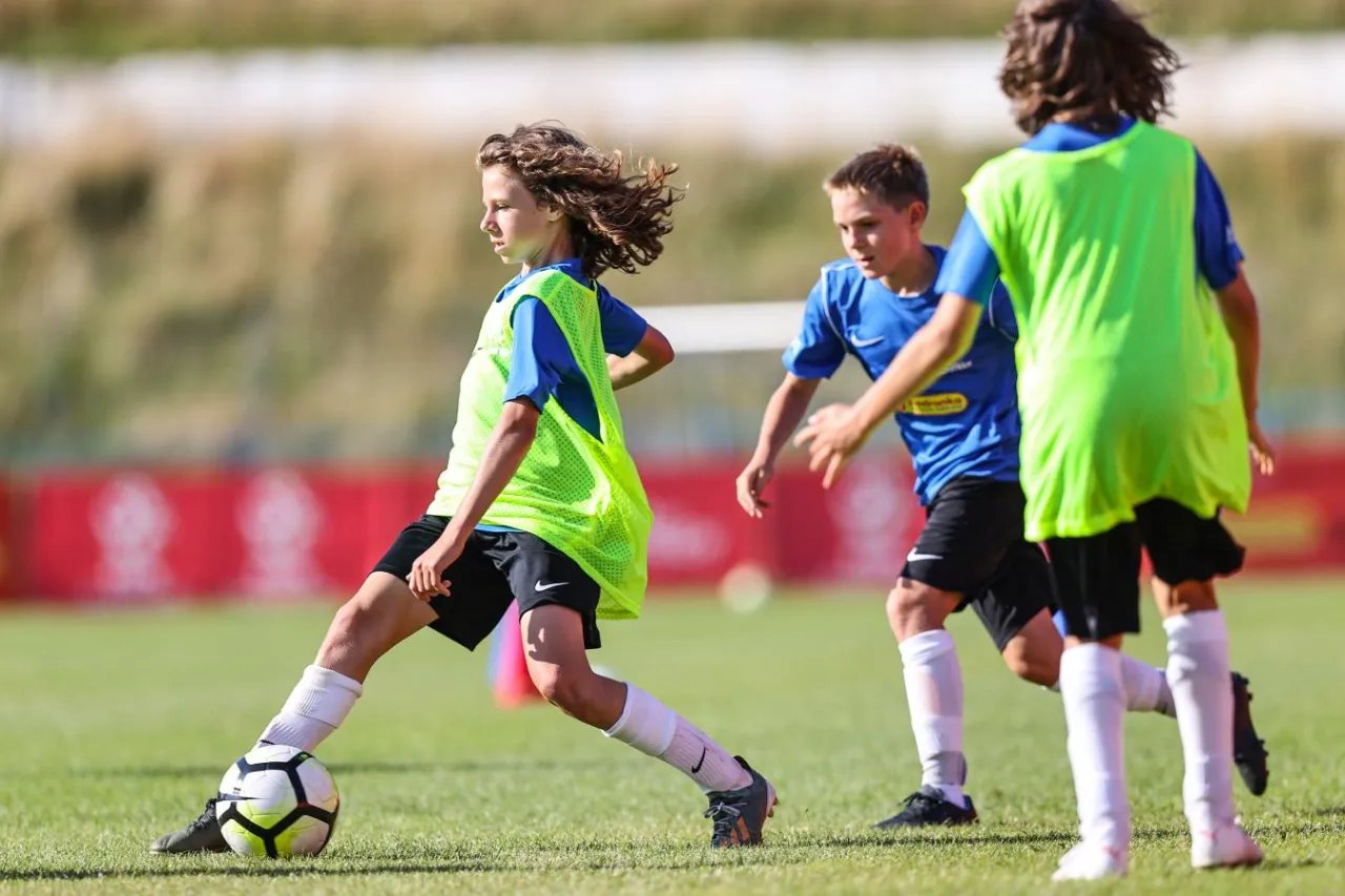 piłkarz przygotowujący się do meczu mentalnie i fizycznie