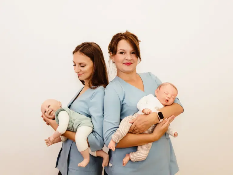 rodzic tulący niemowlę