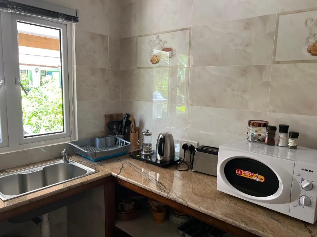 dobrze wyposażona kuchnia self-catering