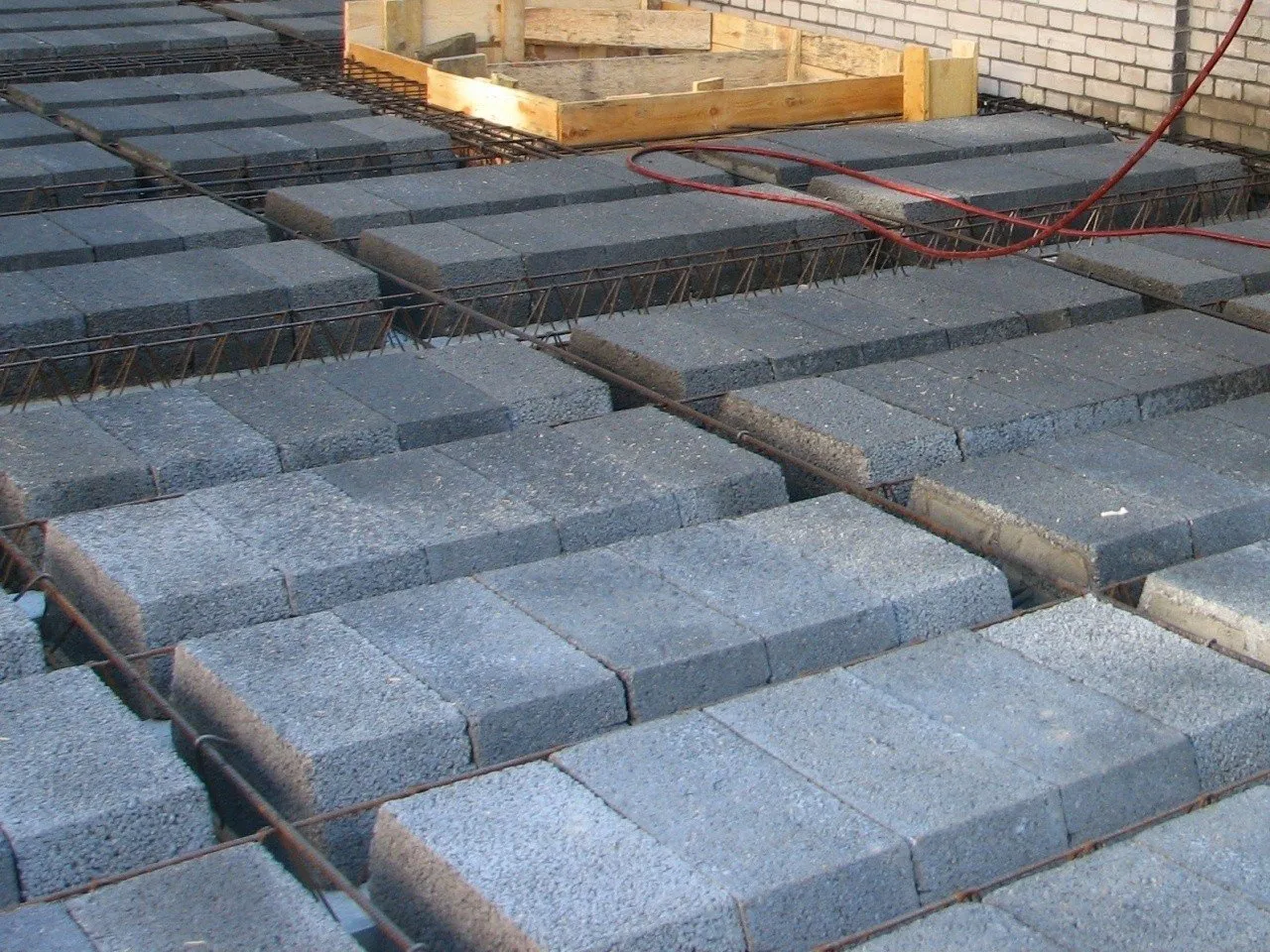 por&oacute;wnanie strop&oacute;w żelbetowych typy i zastosowania