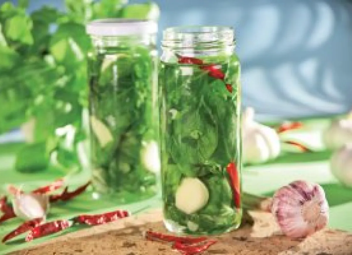 Słoiki z bazylią, czosnkiem i chili – świetny sposób, co zrobić ze świeżą bazylią, by zachować jej aromat na dłużej.