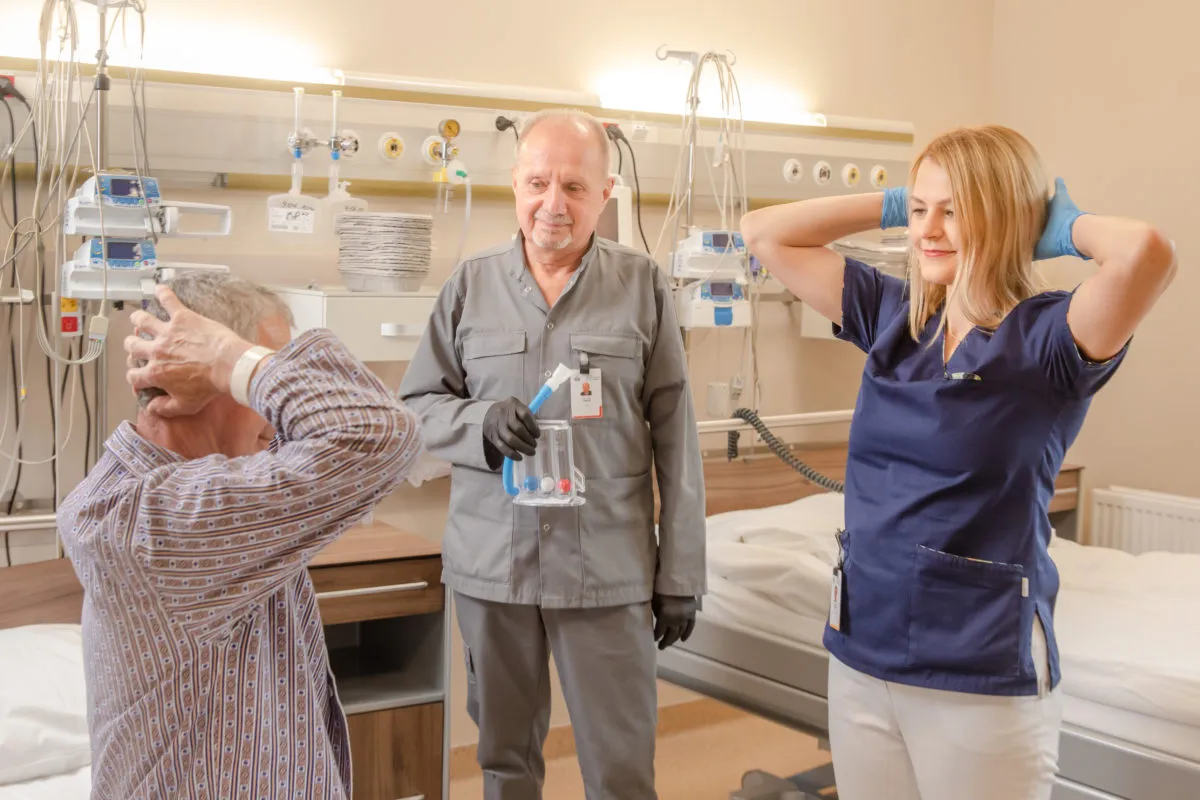 Pacjent po operacji serca ćwiczący oddechowe