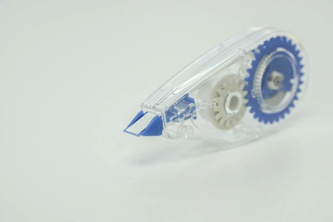 domowe sposoby usuwanie korektora z plastiku