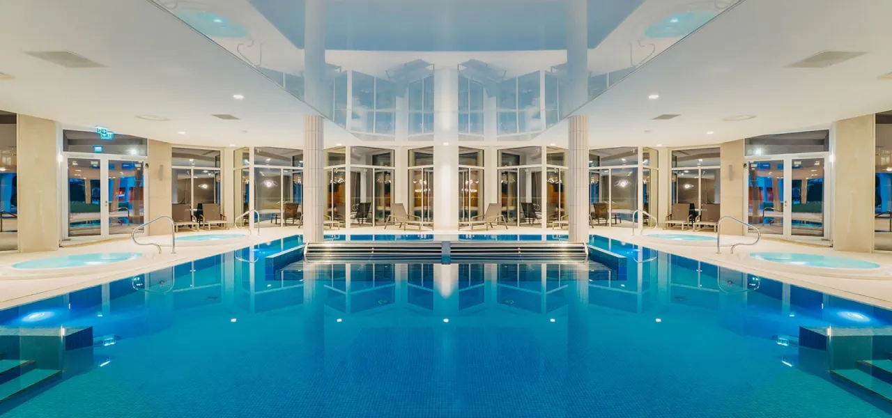 Luksusowe wisła noclegi z wyżywieniem i basenem. Relaks w basenie i jacuzzi, otoczone przeszklonymi ścianami.