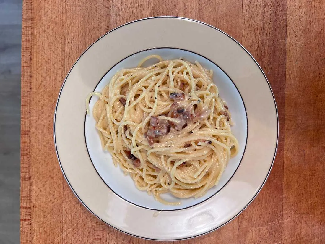 Ingredientes aut&eacute;nticos para pasta carbonara guanciale pecorino huevos