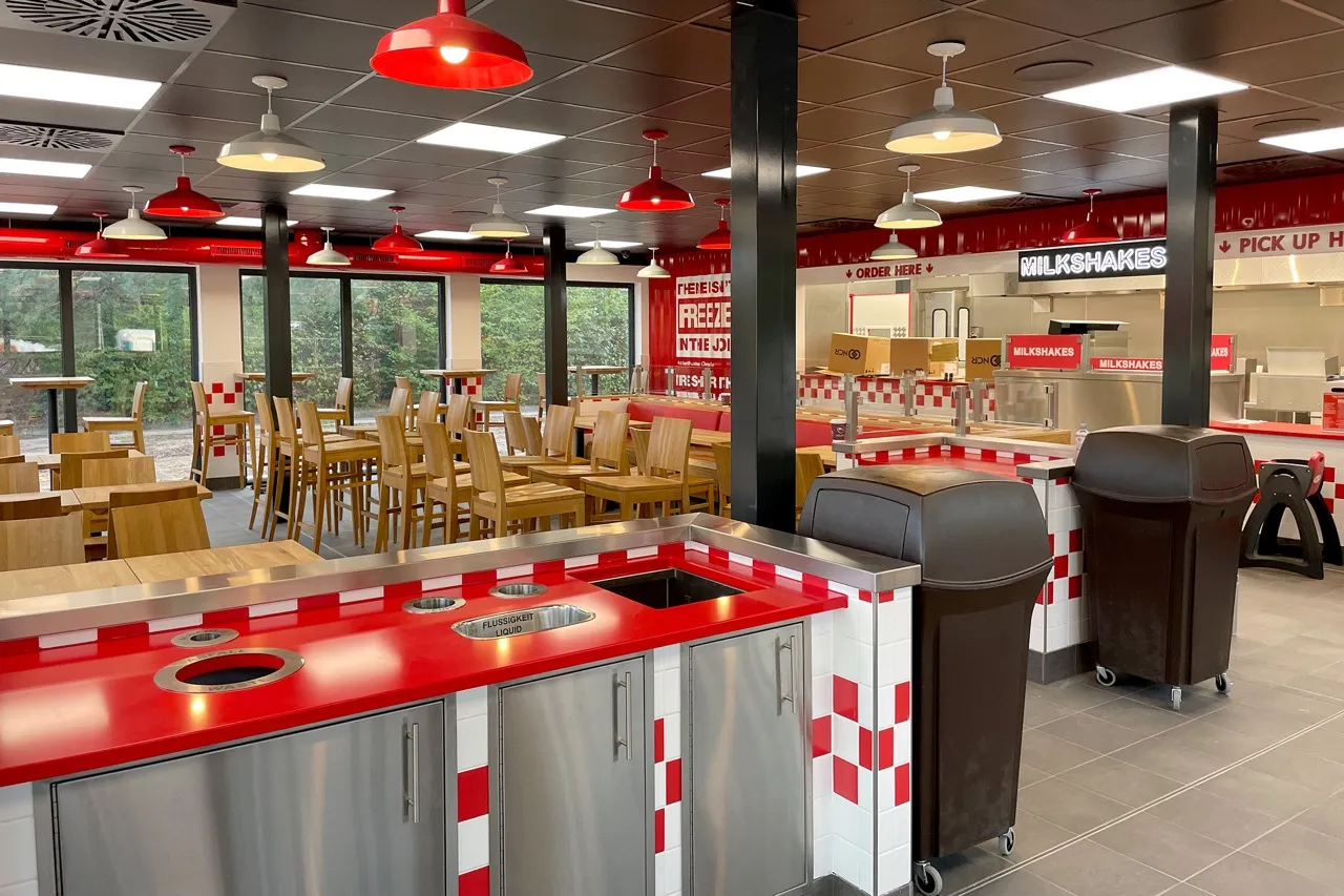 Five Guys interni ristorante con clienti