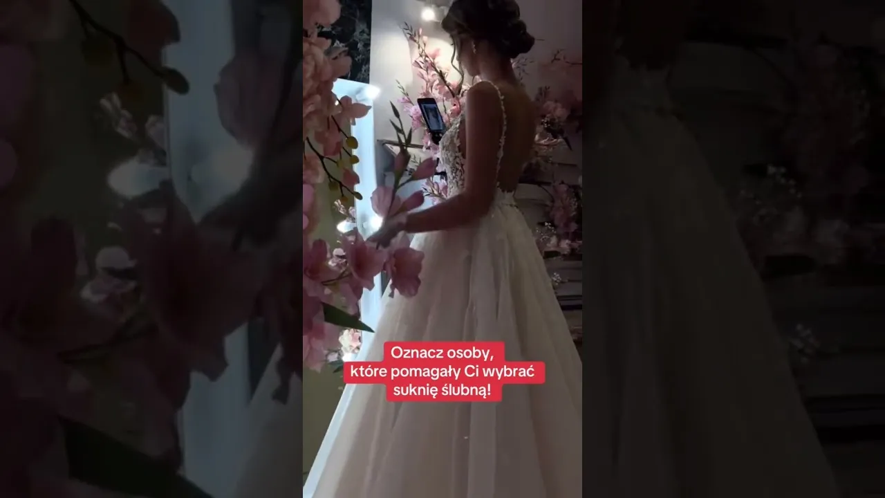 panna młoda z przyjaciółką wybierają suknię ślubną