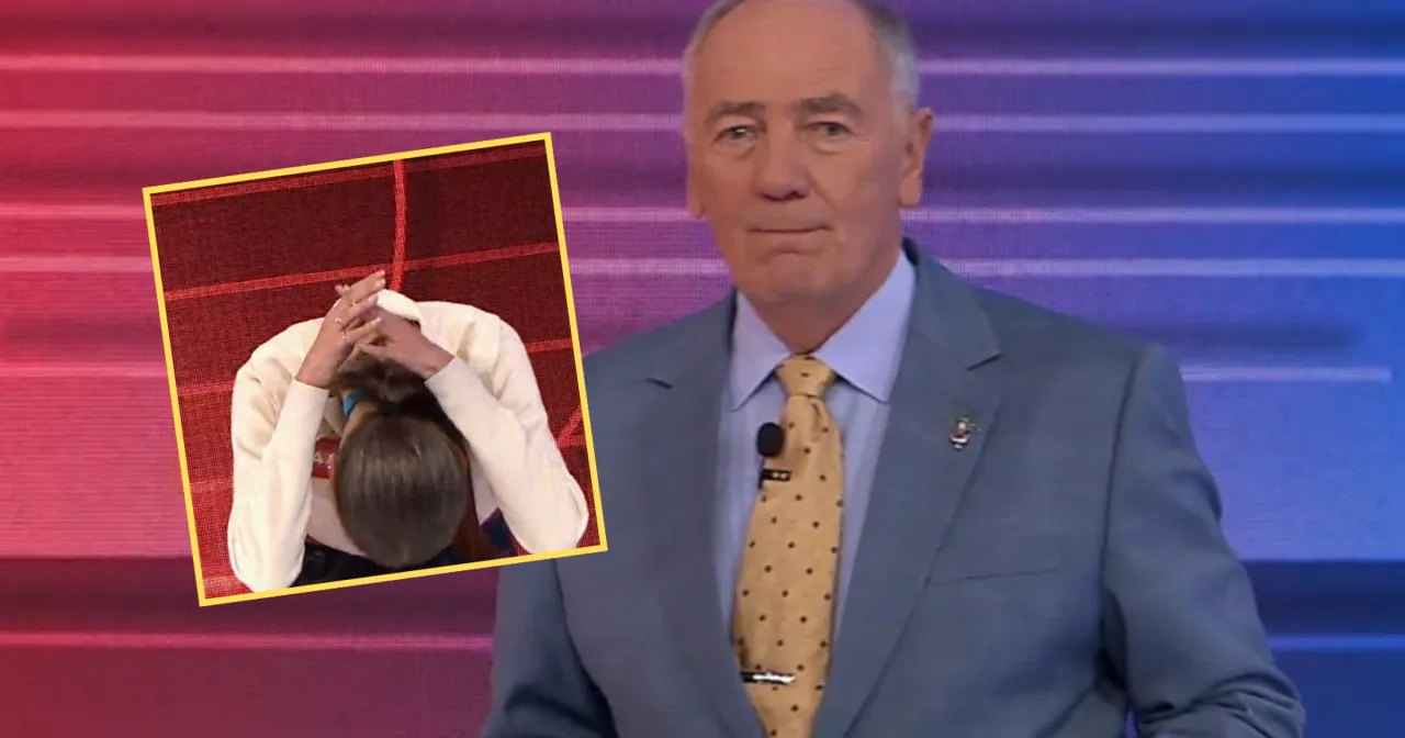 Prowadzący Familiady patrzy na zawodnika, kt&oacute;ry zrezygnowany pochyla głowę. Może to pytanie o rodzaje orzech&oacute;w?