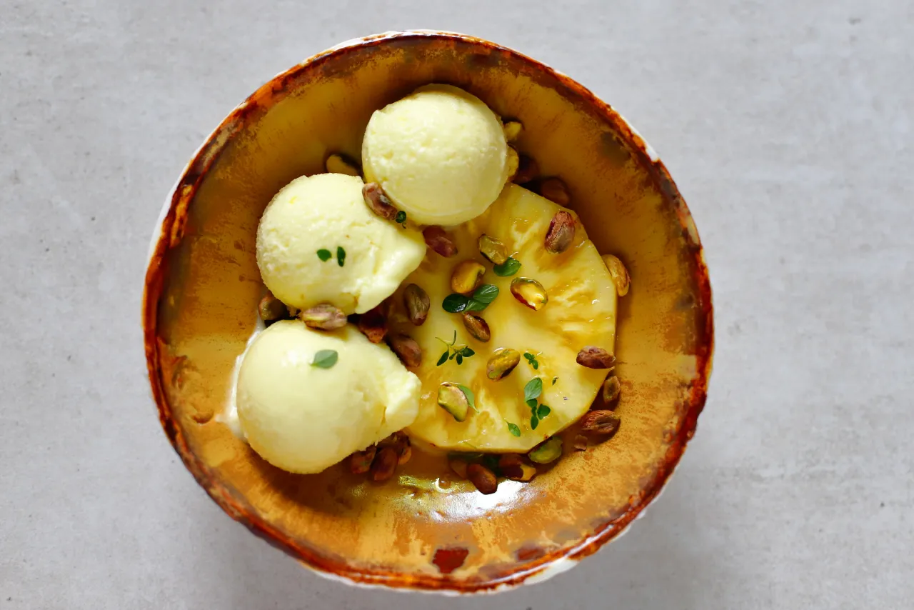 Sorbet ananasowy w pucharku z miętą