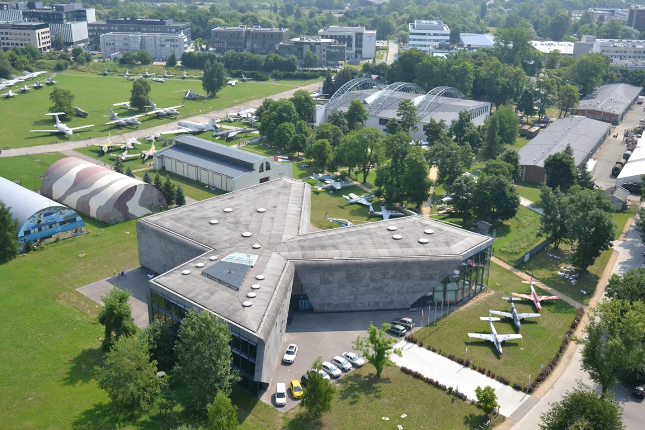 Muzeum Lotnictwa Polskiego w Krakowie, gdzie można zobaczyć wiele samolot&oacute;w. Ile jest lotnisk w Krakowie? Tylko jedno, to gł&oacute;wne lotnisko.