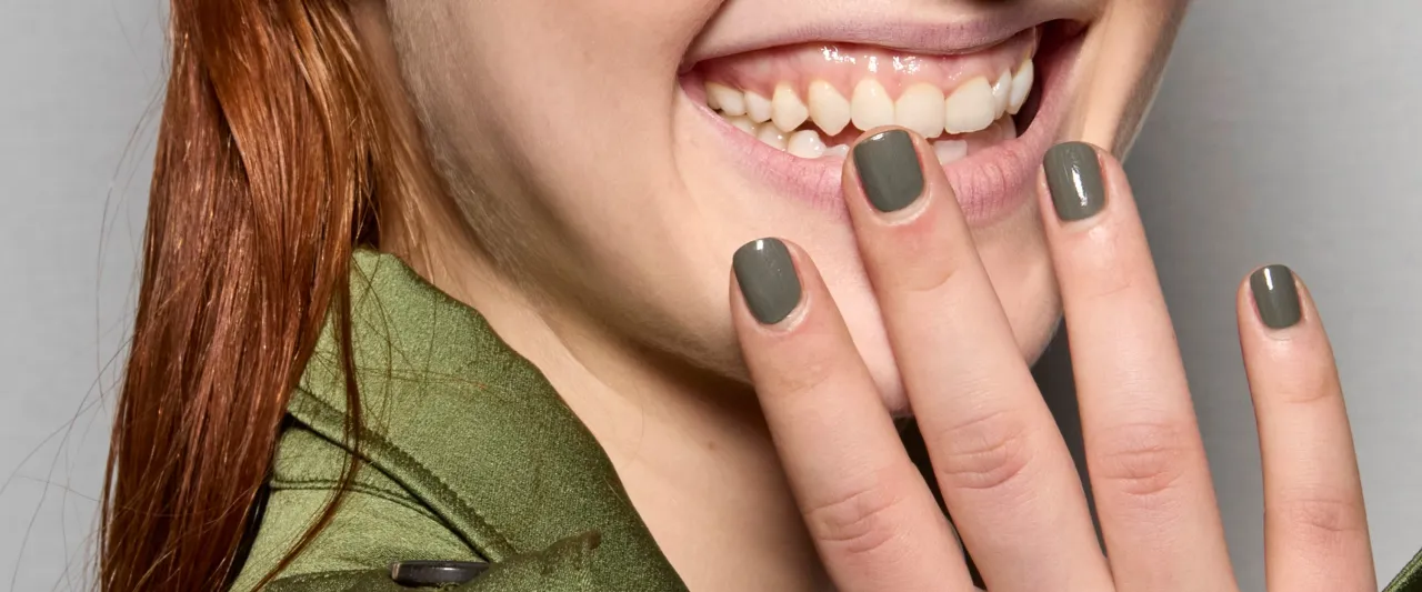 Herbstliche gr&uuml;ne Nagellacke und Pflaumenfarben