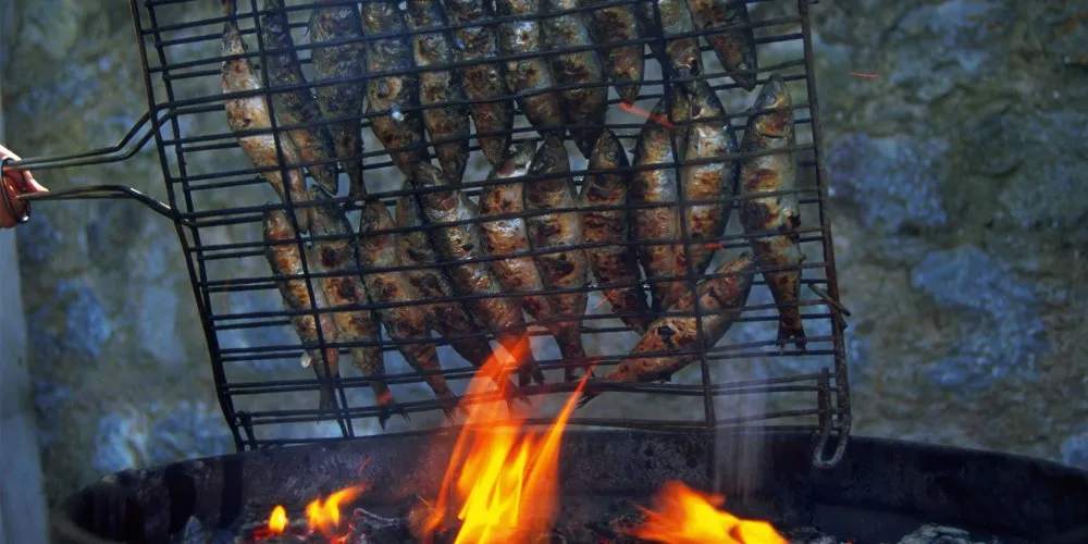 Sardines grillées sur un barbecue avec flammes