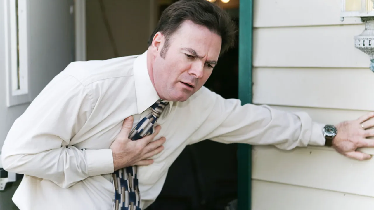 Osoba z dłonią na klatce piersiowej w stresie