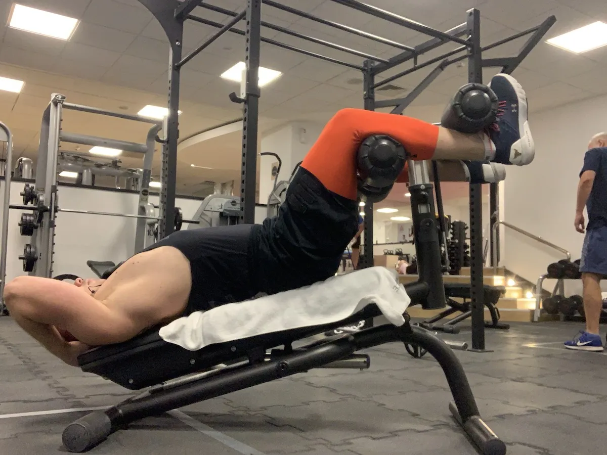 Ćwiczenia na brzuch na ławce skośnej