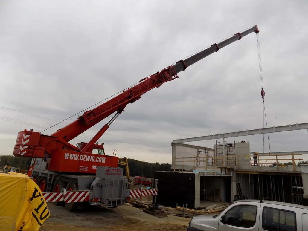 dźwig samojezdny na budowie