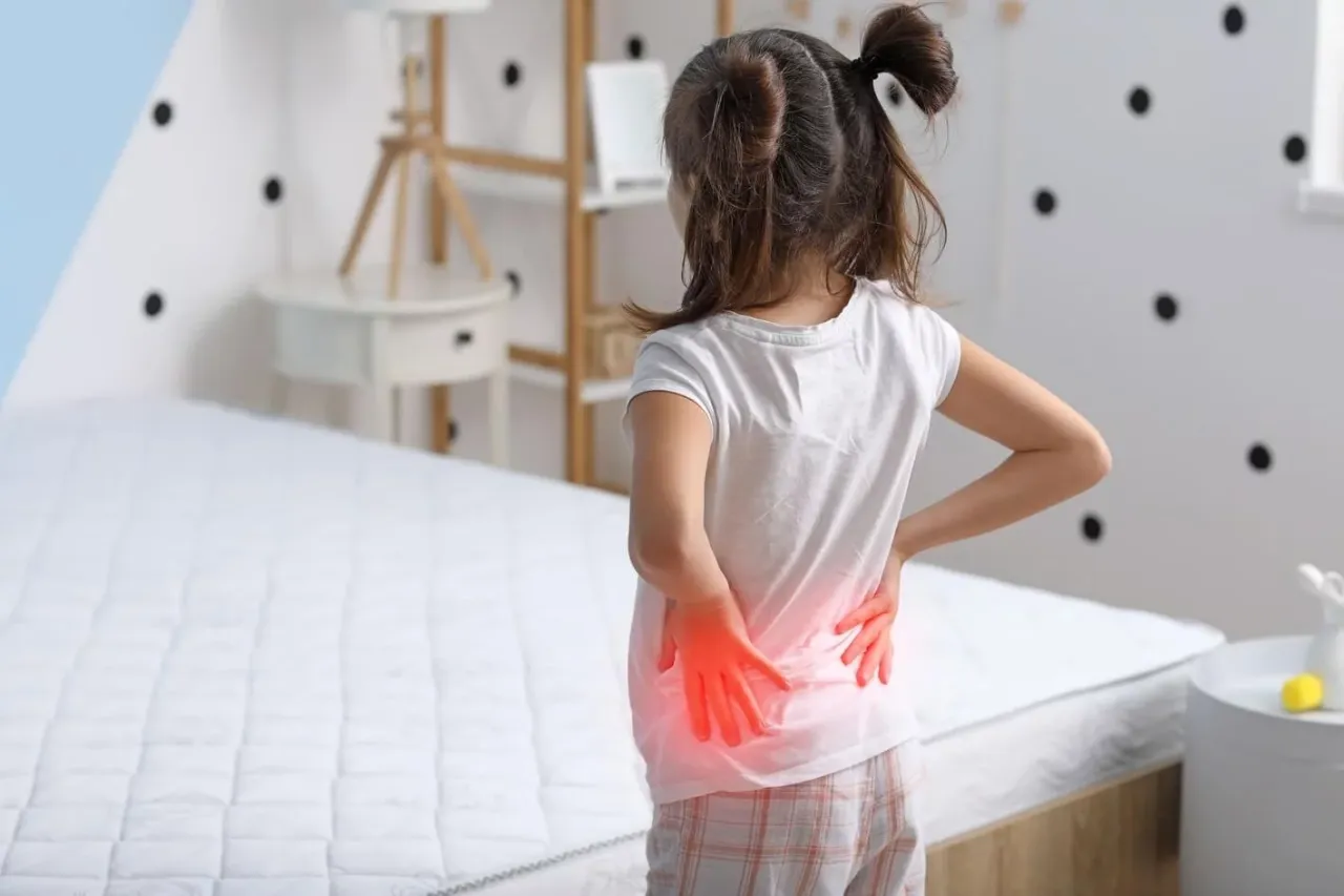 lekarz bada nogę dziecka