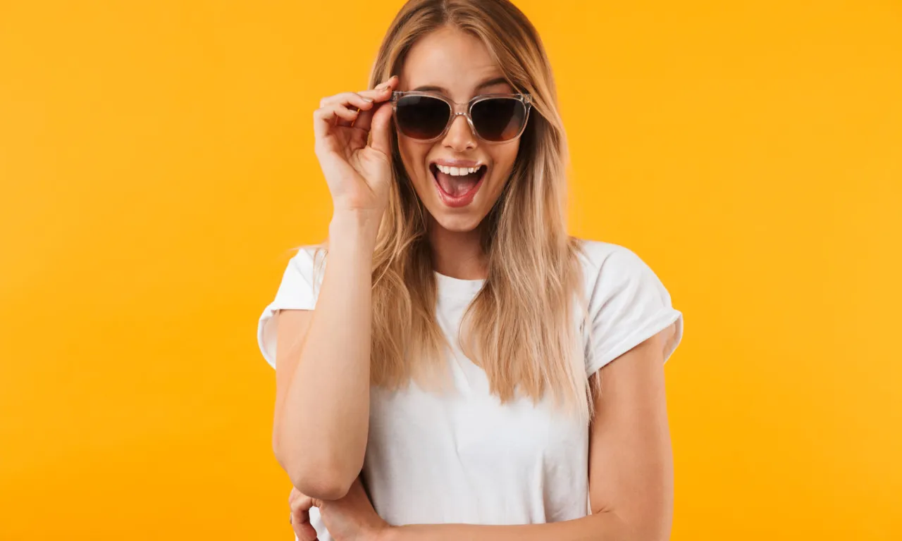 osoba nosząca okulary fotochromowe na zewnątrz i wewnątrz